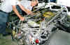 Personal de Gunnar Racing trabajando en un motor de 917 (2001)